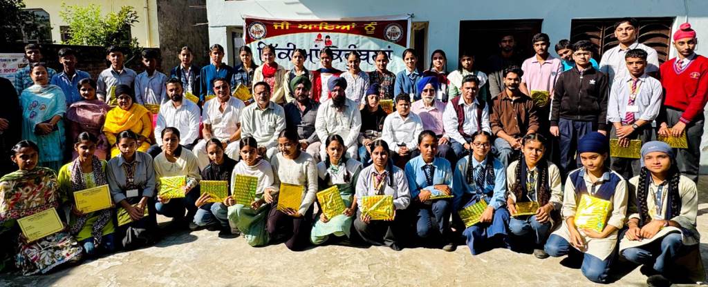 Karumbalan Literature Competition Harkirat Baneet Anamika and Gurasis won S Ashok Bhaura will honor them with cash prizes